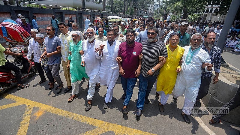 ইশরাক হোসেনকে মেয়রের দায়িত্ব বুঝিয়ে দেওয়ার দাবিতে মঙ্গলবার ঢাকা দক্ষিণ সিটি করপোরেশনের নগর ভবনের সামনে বিক্ষোভ যোগ দেন রাজধানীর বিভিন্ন স্থান থেকে আসা সমর্থকরা