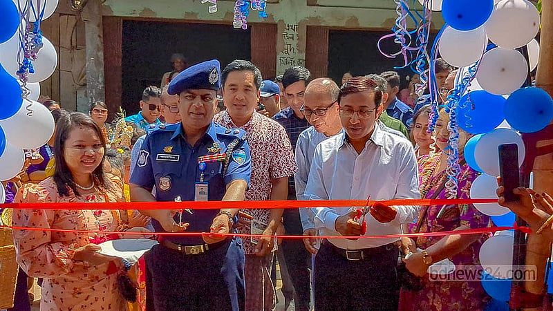 মারমাদের সাংগ্রাইং শুরু উপলক্ষে ছয় দিনের বর্ষবরণ উৎসবের উদ্বোধন করেন খাগড়াছড়ির ডিসি এবিএম ইফতেখারুল ইসলাম খন্দকার ও পুলিশ সুপার মো. আরেফিন জুয়েল