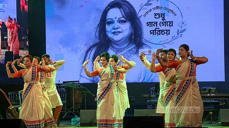 শিল্পকলা একাডেমির জাতীয় নাট্যশালা মিলনায়তনে রোববার সন্ধ্যায় ‘শুধু গান গেয়ে পরিচয়’ শীর্ষক অনুষ্ঠানে নৃত্য পরিবেশন করেন শিল্পীরা।