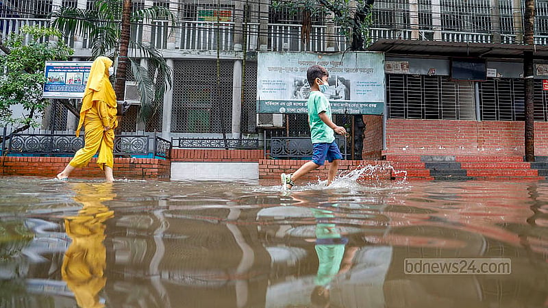 টানা বৃষ্টির কারণে বুধবার জলাবদ্ধতা তৈরি হয় ঢাকা মেডিকেল কলেজ হাসপাতালের সামনে