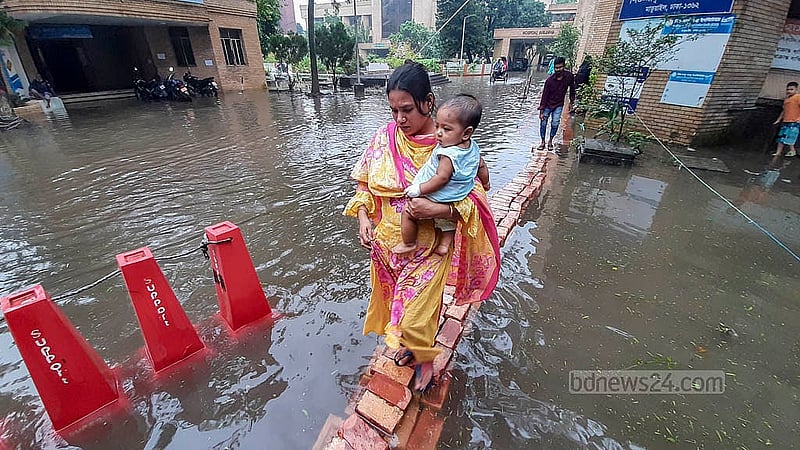 মাতুয়াইল শিশু-মাতৃ স্বাস্থ্য ইনস্টিটিউটে জলজটে চলাচলের জন্য অস্থায়ীভাবে সড়কে পেতে রাখা হয় ইট। জলাবদ্ধতার কারণে চিকিৎসা নিতে আসা রোগী ও স্বজনেরা পড়েন ভোগান্তিতে