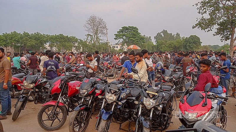 চুয়াডাঙ্গার আলমডাঙ্গার পুরনো মোটরসাইকেলের হাটে ৭০০-৮০০ মোটরসাইকেল ওঠে। এর মধ্যে প্রতি হাটে ১০০টিরও বেশি বিক্রি হয়