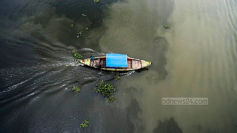 বর্ষায় শীতলক্ষ্যা নদীতে পানি বেড়েছে। একপাশে ঘোলা নতুন পানি, অপরপাশে আগের দূষিত পানি। ডেমরার সুলতানা কামাল সেতু থেকে তোলা