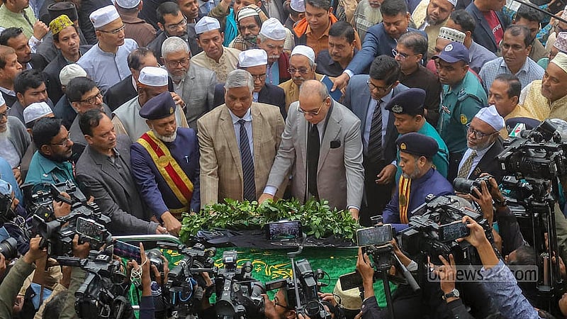 অন্তর্বর্তী সরকারের উপদেষ্টা ও বিশিষ্ট আইনজীবী হাসান আরিফের দ্বিতীয় জানাজা শেষে তার প্রতি শ্রদ্ধা জানান প্রধান বিচারপতি সৈয়দ রেফাত আহমেদ