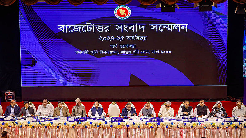 জাতীয় সংসদে বাজেট উপস্থাপনের পরদিন রীতি মেনে সংবাদ সম্মেলনে আসেন অর্থমন্ত্রী আবুল হাছান মাহমুদ আলী। ঢাকার ওসমানী স্মৃতি মিলনায়তনে শুক্রবার বাজেটেত্তোর সংবাদ সম্মেলনে তার সঙ্গে মন্ত্রী, উপদেষ্টা ও ঊর্ধ্বতন কর্মকর্তারা