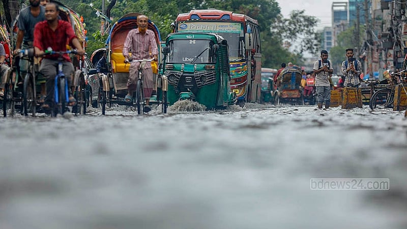 ঢাকার মিরপুর রোডের নূরজাহান মার্কেটের সামনে বৃহস্পতিবারের বৃষ্টিতে জমে যায় পানি। তার মধ্যেই চলছে যানবাহন