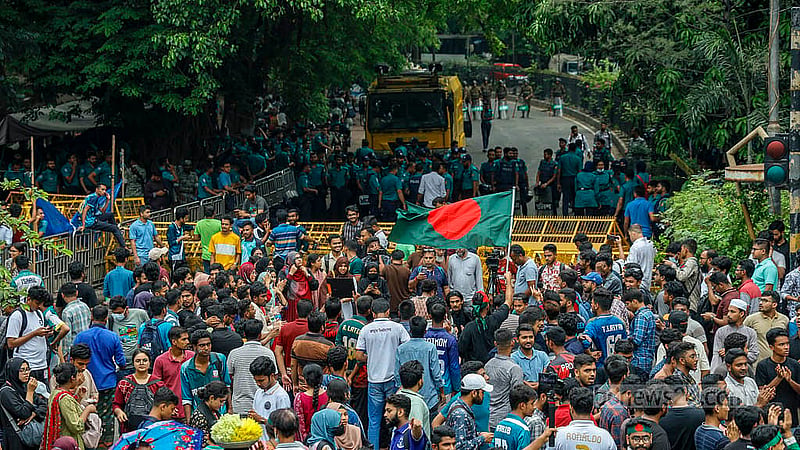 জগন্নাথ বিশ্ববিদ্যালয়ের শিক্ষার্থীরা বৃহস্পতিবারও টানা অবস্থানে রয়েছেন কাকরাইলের মসজিদ মোড়ের সড়কে। মাঝে মধ্যেই ছোট ছোট দলে ভাগ হয়ে দাবি আদায়ের স্লোগানে সোচ্চার তারা