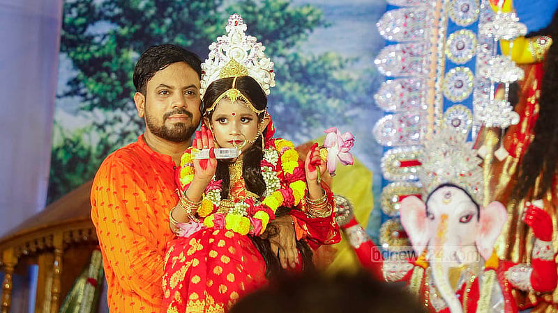 শারদীয় দুর্গোৎসবের অষ্টমী তিথিতে মঙ্গলবার ঢাকার রামকৃষ্ণ মিশনে কুমারী রূপে দেবীর আসনে বসেছিল সাড়ে ৬ বছর বয়সের লাবণ্য চ্যাটার্জি। তার বাবার নাম লিটন চ্যাটার্জি; মায়ের নাম বৃষ্টি চ্যাটার্জি