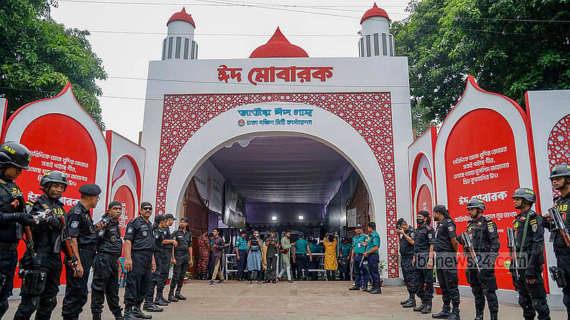 ঈদুল আজহার নামাজকে কেন্দ্র করে জাতীয় ঈদগাহে সোমবার ছিল কড়া নিরাপত্তা ব্যবস্থা