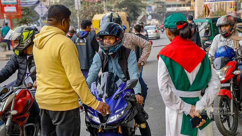 ঢাকা বিশ্ববিদ্যালয়ের প্রবেশপথ শাহবাগ দিয়ে শুক্রবার বিকালে বহিরাগতরা কোনো ধরনের যানবাহন নিয়ে ক্যাম্পাসে প্রবেশ করতে পারেনি