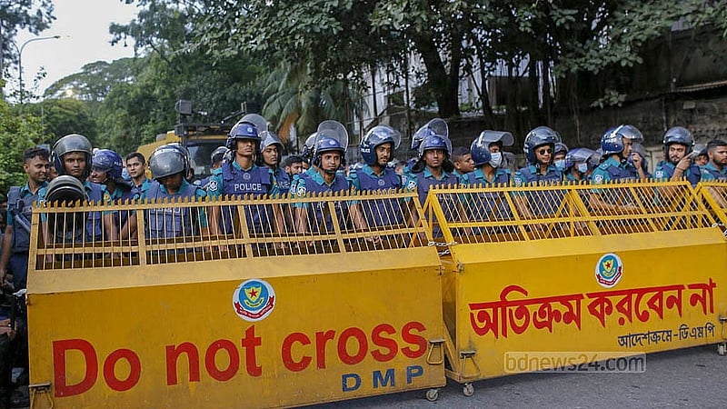 দাবিদাওয়া নিয়ে ডিএমপি সদর দপ্তরের দিকে বৃহস্পতিবার মিছিল নিয়ে গেলে মৎস্যভবন মোড়ে পুলিশের বাধার মুখে পড়েন বাংলাদেশ প্রকৌশল বিশ্ববিদ্যালয় (বুয়েট) শিক্ষার্থীরা।