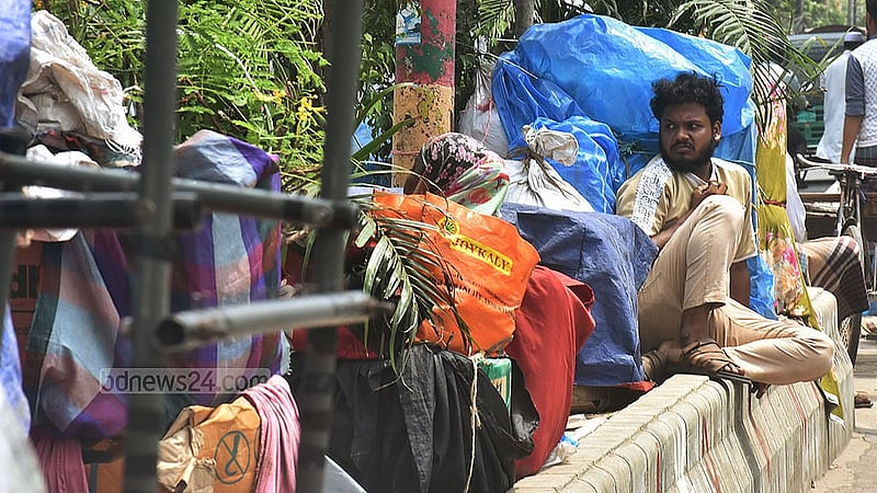 চট্টগ্রাম লালদিঘী এলাকায় জব্বারের বলী খেলা ঘিরে আয়োজিত বৈশাখী মেলায় সড়কে দোকান বসতে না দেওয়ায় অনেক দোকানি বিপাকে পড়েন