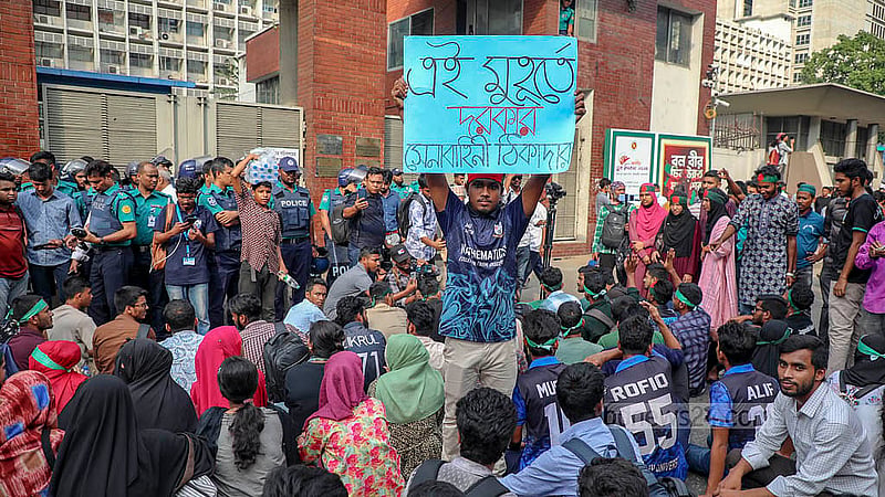 সচিবালয়ের প্রধান ফটকের সামনে অবস্থান নিয়ে ৫ দফা দাবি আদায়ে বিক্ষোভ করেন জগন্নাথ বিশ্ববিদ্যালয়ের শিক্ষার্থীরা।