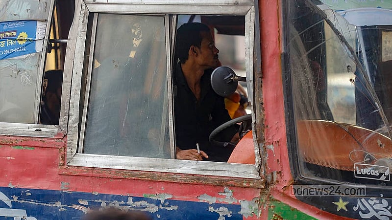 ঢাকার ব্যস্ত রাস্তায় এক হাতে বাস চালাচ্ছেন চালক, অন্য হাতে জ্বলছে সিগারেট। ঢাকার গণপরিবহনগুলোর প্রায় নিত্যদিনের চিত্রই এমন