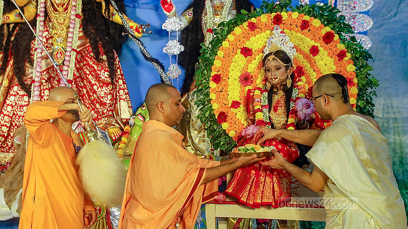 বাঙালি হিন্দুদের সবচেয়ে বড় উৎসব শারদীয় দুর্গোৎসবের অষ্টমীতে মঙ্গলবার রামকৃষ্ণ মিশনে কুমারী পূজা অনুষ্ঠিত হয়