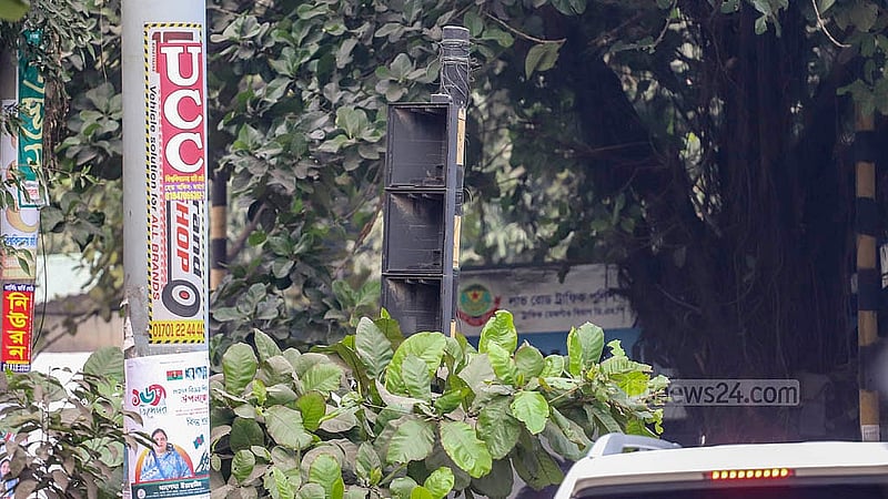 ঢাকার তেজগাঁও এলাকায় ভাঙাচোরা ট্রাফিক সিগন্যাল বাতি