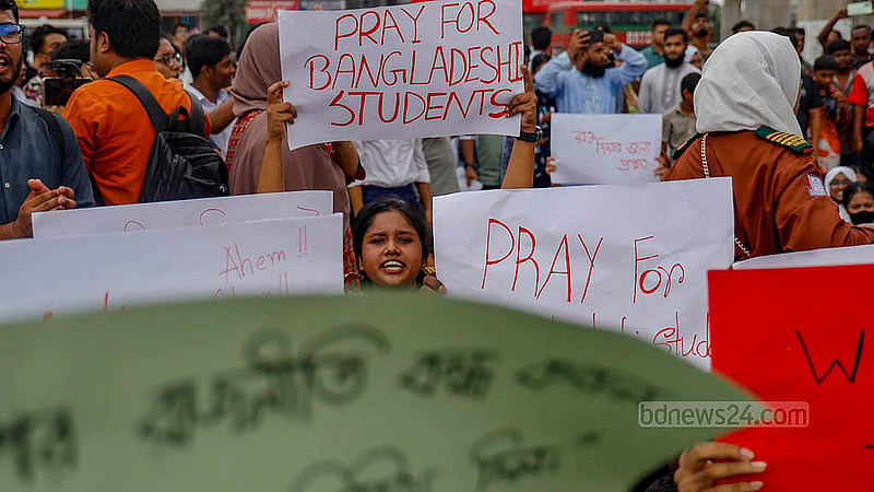 বিমান দুর্ঘটনায় নিহতদের সঠিক নাম ও তথ্য প্রকাশসহ ছয় দাবিতে মঙ্গলবার ঢাকার দিয়াবাড়ি সড়কের গোল চত্বরে প্ল্যাকার্ড হাতে বিক্ষোভ করেন মাইলস্টোন স্কুল অ্যান্ড কলেজের শিক্ষার্থীরা