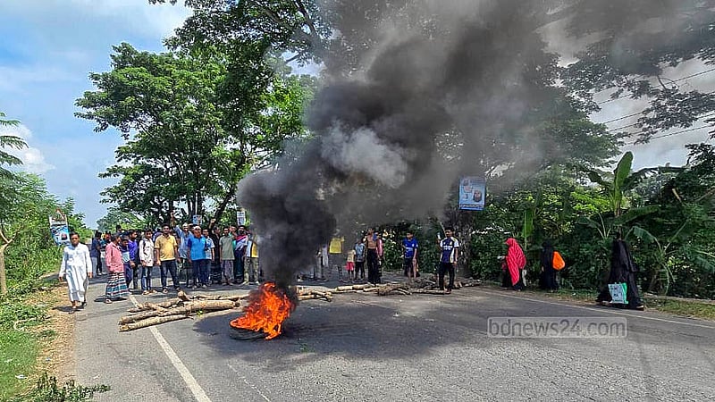 সীমানা পুনর্নির্ধারণে ফরিদপুর-৪ আসন থেকে দুটি ইউনিয়ন সরিয়ে নেওয়ার প্রতিবাদে বুধবার ভাঙ্গার হামিরদী ইউনিয়ন এলাকায় ঢাকা-বরিশাল মহাসড়কে টায়ারে আগুন জ্বালিয়ে বিক্ষোভ করেন স্থানীয়রা