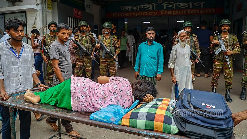 চিকিৎসকদের কর্মবিরতির কারণে ঢাকা মেডিকেলের জরুরি বিভাগ থেকে রোগী বের করে নিয়ে যাওয়া হয় অন্য হাসপাতালে