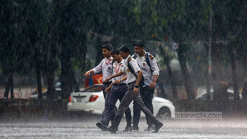 তপ্ত নগরীতে দীর্ঘদিন পর এমন বৃষ্টির দেখা পাওয়ায় অনেকেই ভিজেছেন আপন মনে