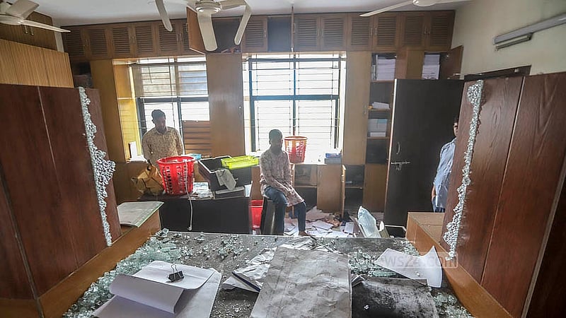 মাহবুবুর রহমান মোল্লা কলেজের শ্রেণিক্ষ ও অফিস কক্ষে তাণ্ডব চালান সোহরাওয়ার্দী ও কবি নজরুল কলেজের শিক্ষার্থীরা। কক্ষের ফ্যানগুলোও তারা নষ্ট করে ফেলেন