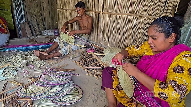 ফরিদপুরের বোয়ালমারী উপজেলার সাতৈর ইউনিয়নে পরিবারের সদস্যরা মিলে তালপাতা দিয়ে বানানো হচ্ছে হাতপাখা