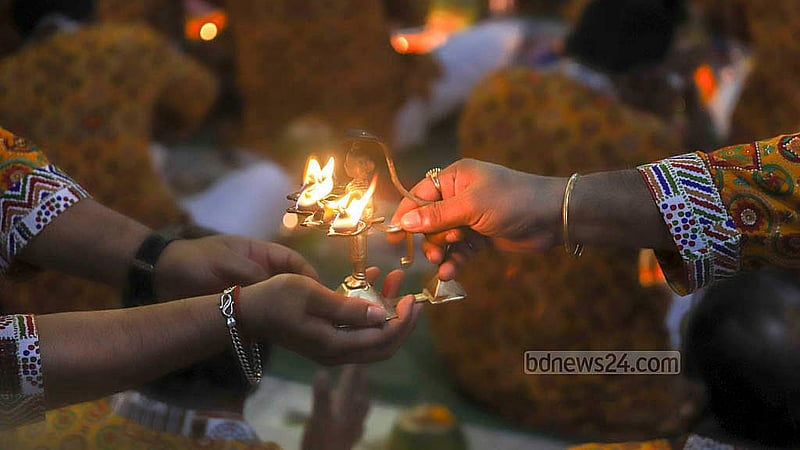 ঢাকার স্বামীবাগ লোকনাথ আশ্রমে রাখের উপবাসে পঞ্চ প্রদীপ ছুয়ে আর্শীবাদ নিচ্ছে ভক্তরা
