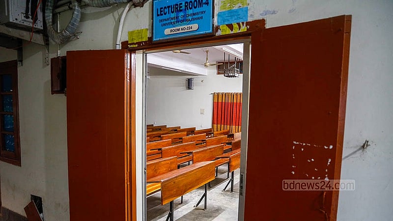 রাজশাহী বিশ্ববিদ্যালয়ের জাবির ইবনে হাইয়ান বিজ্ঞান ভবনের ২২৪ নম্বর কক্ষে শহীদ হবিবুর রহমান হলে ভোট কেন্দ্র থাকলেও কোন কাজ শুরু হয়নি এখনো। বুধবার সন্ধ্যাবেলাতেও খালি দেখা গেছে কক্ষটি