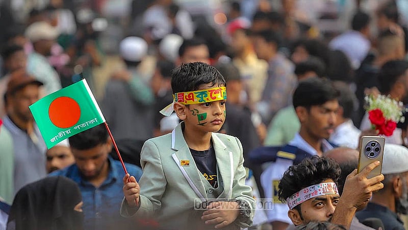 ভাষা শহীদদের প্রতি শ্রদ্ধা জানাতে বাবার কাঁধে চড়ে কেন্দ্রীয় শহীদ মিনারে শিশু