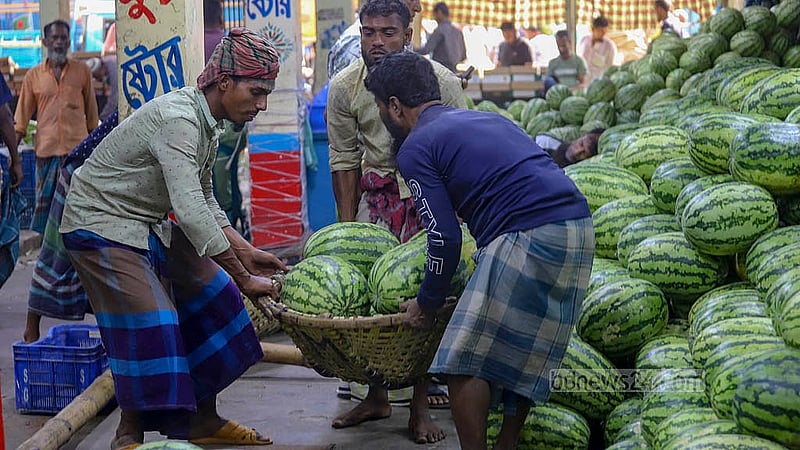 পুরান ঢাকার ওয়াইজঘাটে আকারভেদে একশ তরমুজ পাইকারিতে বিক্রি হচ্ছে ৬ থেকে ৪০ হাজার টাকা পর্যন্ত