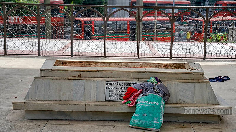 নেই দেখভাল, নেই নিরাপত্তা; ঢাকা বিশ্ববিদ্যালয়ের তিন নেতার মাজারে হোসেন শহীদ সোহরাওয়ার্দী কবরের পাশে পড়ে আছে ব্যাগ ভর্তি কাপড়