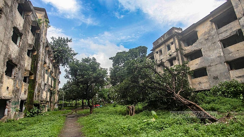 ঢাকার শাহজাহানপুর রেলওয়ে কলোনির পরিত্যক্ত ভবন। বসবাসের অনুপযোগী হয়ে পড়ায় ভবনের বাসিন্দাদের সরিয়ে নেওয়া হয়েছে