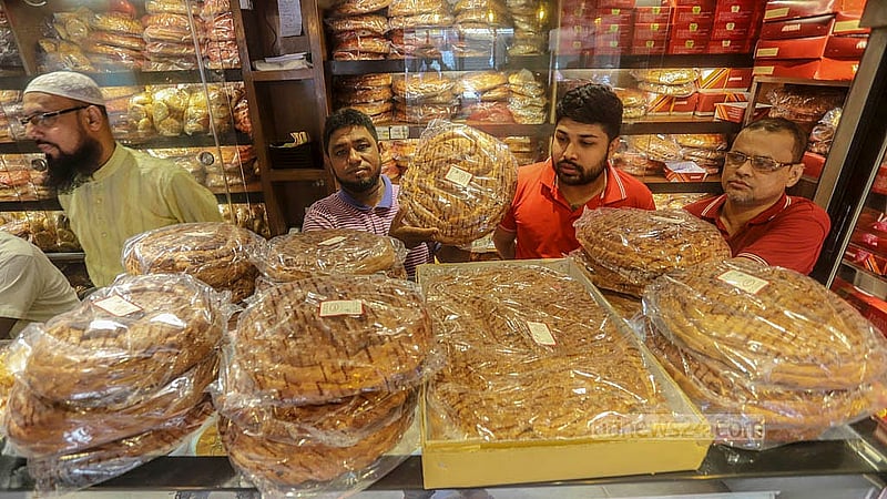 শবে বরাত উপলক্ষে চকবাজারে এসব পাউরুটি বিক্রি হচ্ছে ২৫০ থেকে ৫০০ টাকা কেজি দরে