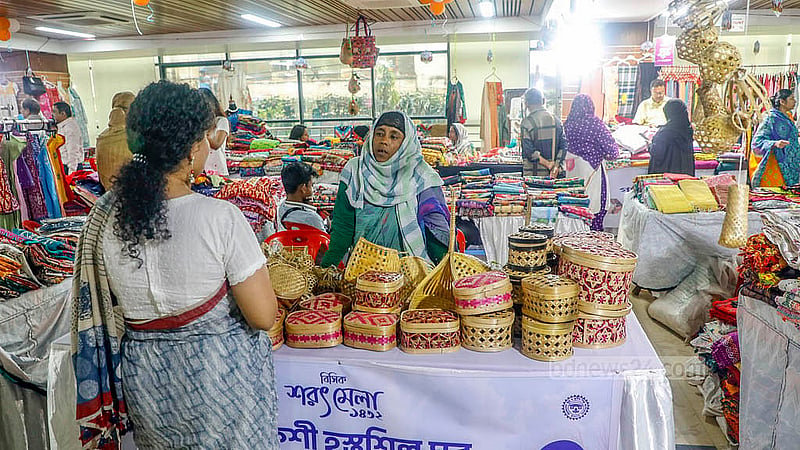 ঢাকার তেজগাঁও বিসিক ভবনে পাঁচ দিনের শরৎ মেলায় কেনাকাটা নিয়ে সন্তোষ প্রকাশ করেছেন বিক্রেতারা