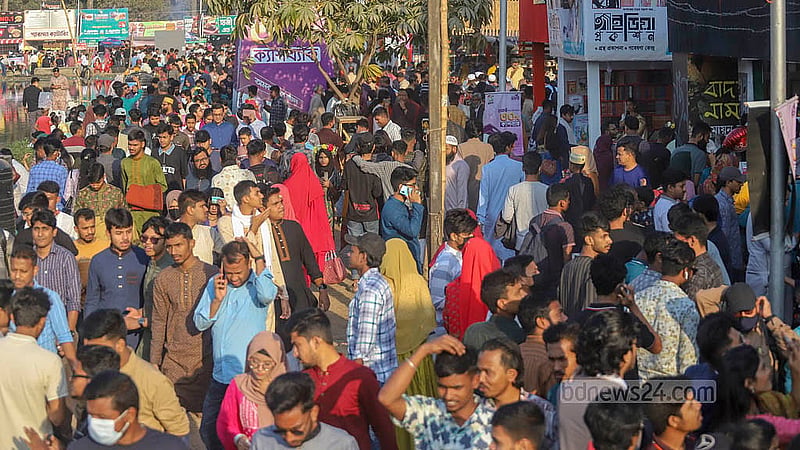 বসন্ত ও ভালোবাসার দিনে শুক্রবার একুশে বই মেলা প্রাঙ্গণে ছিল উপচে পড়া ভিড়