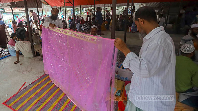 নারায়ণগঞ্জের রূপগঞ্জের নোয়াপাড়ায় জামদানির হাটে চলছে শাড়ির মাপ