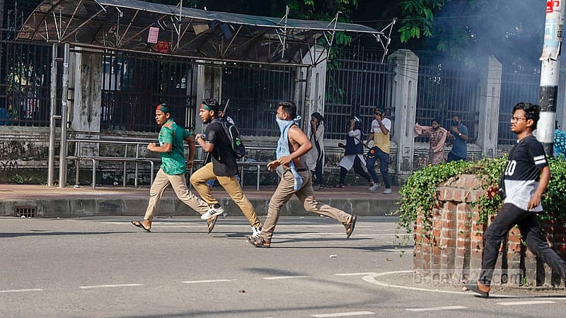 বুধবার বিকালে ঢাকা বিশ্ববিদ্যালয়ের ভিসি চত্বরের সামনে কোটা সংস্কারের দাবিতে আন্দোলনরত শিক্ষার্থীরা গায়েবানা জানাজা শেষে কফিন মিছিল বের করলে পুলিশ তাদের ছত্রভঙ্গ করে দেয়