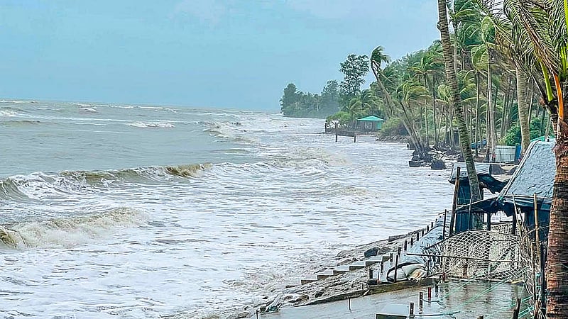 নিম্নচাপ ও অমাবস্যার প্রভাবে উত্তাল রয়েছে সাগর। জোয়ারের পানি স্বাভাবিকের চেয়ে ১ থেকে ৩ ফুটের বেশি উচ্চতায় প্রবাহিত হওয়ায় বিশাল আকৃতির ঢেউ আছড়ে পড়ছে সেন্ট মার্টিনে