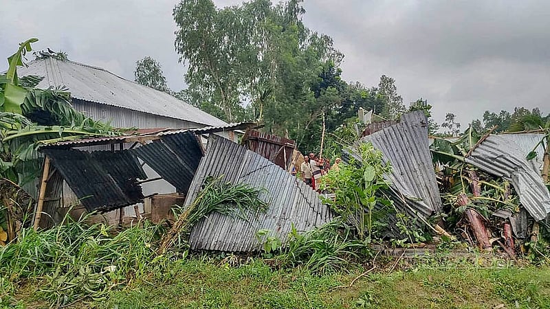 সিরাজগঞ্জের সদর উপজেলার চারটি গ্রামে হঠাৎ ঘূর্ণিঝড়ে ক্ষতিগ্রস্ত হয়েছে বেশকিছু ঘরবাড়ি