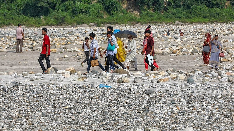 সাদাপাথর পর্যটন কেন্দ্রে লুটপাটের ভাঙা ও কাটা পাথর বসানোর ফলে পর্যটকদের জন্য ঝুঁকিও রয়েছে। আওয়ামী লীগ সরকার পতনের পর পাথর লুটপাট করা হয়েছিল