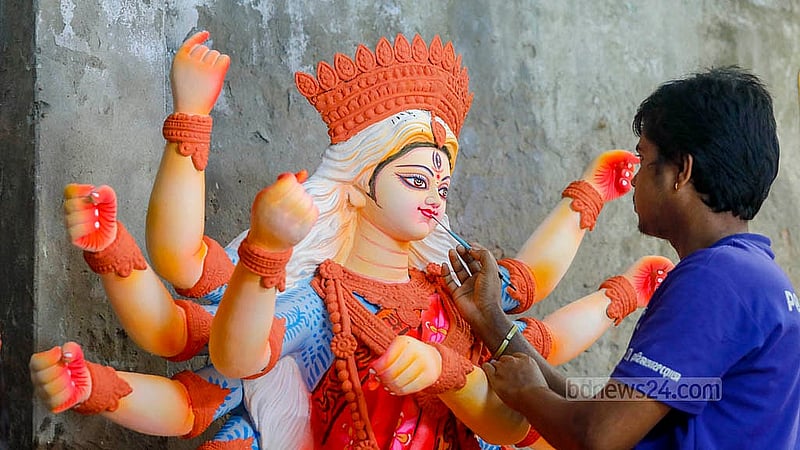 ঢাকার বাংলাবাজারের প্রাণ বল্লভ জিউ মন্দিরে শেষ সময়ে প্রতিমা সাজাতে ব্যস্ত সময় পার করছেন শিল্পীরা