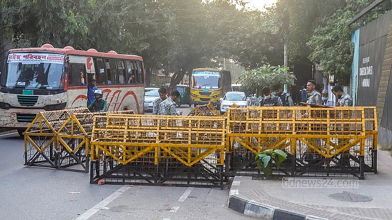 শিক্ষার্থীদের ‘ক্লোজডাউন’ কর্মসূচি চলাকালে মঙ্গলবার রাজধানীর মহাখালীতে তিতুমীর কলেজের ফটকের বাইরের সড়কে আইনশৃঙ্খলা বাহিনীর সতর্ক অবস্থান