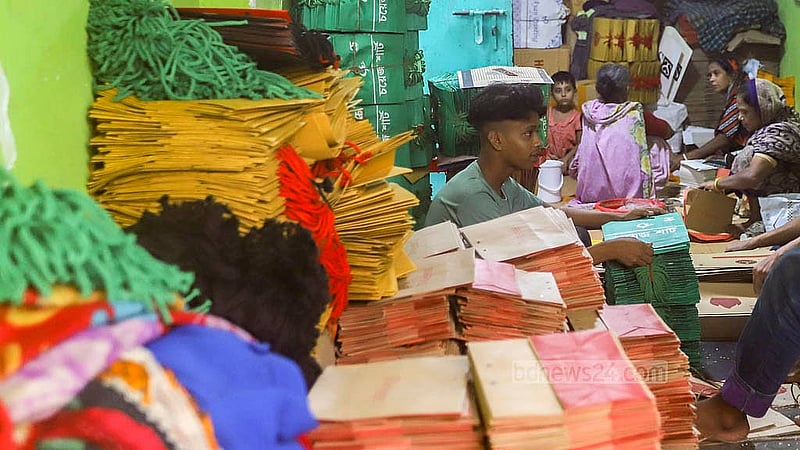 কাগজের শপিং ব্যাগ তৈরিতে ব্যস্ত সময় পার করছেন শ্রমিকরা। কেরানীগঞ্জের শহীদ নগর এলাকার একটি কারখানায় চাহিদা বাড়ায় কাজের তাড়া বেড়েছে তাদের