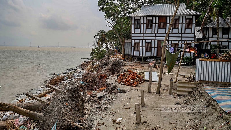 মুন্সীগঞ্জের ঘোড়দৌড় থেকে লৌহজং বাজার হয়ে বেজগাঁও পর্যন্ত পদ্মা নদীর তীর ভেঙেছে ঘূর্ণিঝড় রেমালের আঘাতে