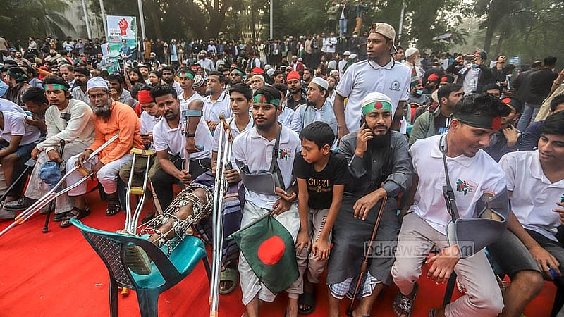 কেন্দ্রীয় শহীদ মিনার প্রাঙ্গণে মঙ্গলবার বৈষম্যবিরোধী ছাত্র আন্দোলনের 'মার্চ ফর ইউনিটি' কর্মসূচিতে অংশ নেন জুলাই আন্দোলনে আহতরা