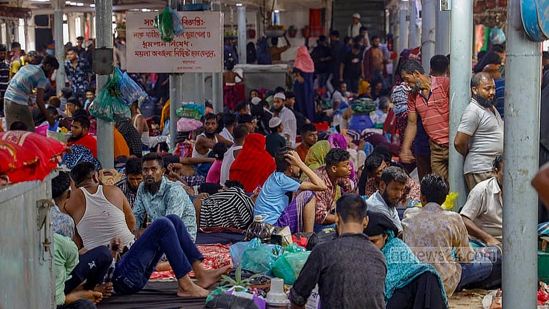 লঞ্চ ছাড়তে বাকি আরো কয়েক ঘণ্টা; ঢাকার সদরঘাট টার্মিনালে শুক্রবার লঞ্চের ডেকে উঠে অপেক্ষায় ঈদে ঘরমুখো যাত্রীরা