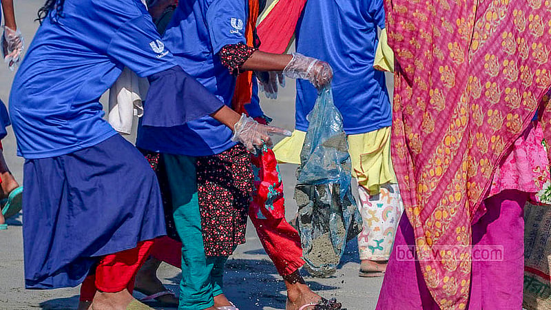 সেন্ট মার্টিন সমুদ্র সৈকতে শুক্রবার ইন্টারন্যাশনাল কোস্টাল ক্লিনআপের অংশ হিসেবে পরিচ্ছন্নতা কর্মসূচিতে অংশগ্রহণ করেন স্বেচ্ছাসেবী সংগঠন কেওক্রাডং বাংলাদেশ-এর সদস্যরা