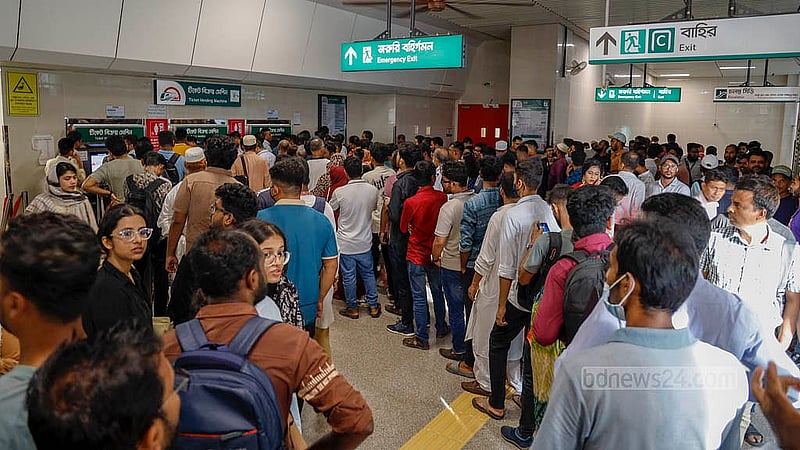 কোটাবিরোধী আন্দোলনের কারণে যানবাহন চলাচল বন্ধ থাকায় মেট্রোরেলের টিকেট কিনতে মানুষের দীর্ঘ লাইন