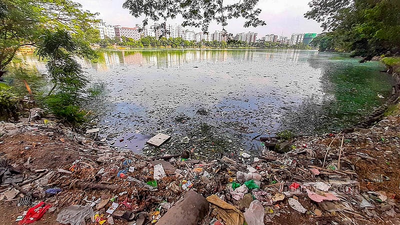 রাজধানীর গুলশান লেকের গুদারাঘাট সড়ক থেকে পুলিশ প্লাজা পর্যন্ত অংশে ভাসছে ময়লা-আর্বজনা