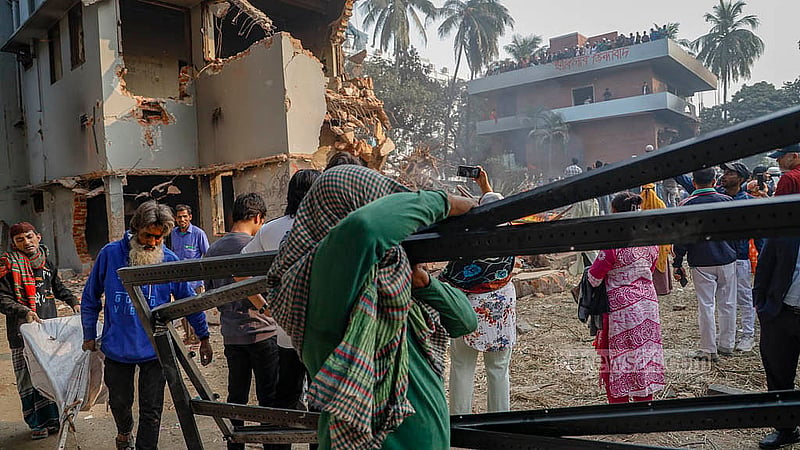 ধানমন্ডির ৩২ নম্বরে শেখ মুজিবের বাড়িতে ভাঙচুরের পর লোহার বিভিন্ন সরঞ্জাম লুট করতে শুরু করে একদল মানুষ